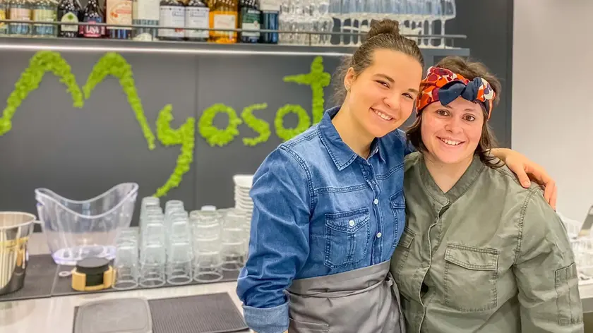 Martina e Giorgia Cimpello all’interno del locale che hanno appena aperto a Borca