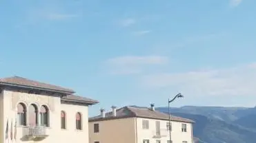 Parcheggi in centro ad Alano di Piave con sullo sfondo il municipio