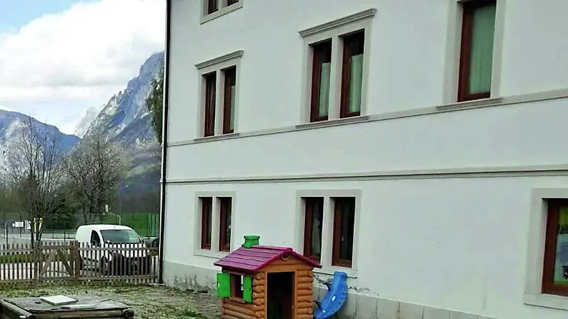 La scuola dell’infanzia di Rivamonte dove nei giorni scorsi i bambini hanno trovato insetti nella minestra