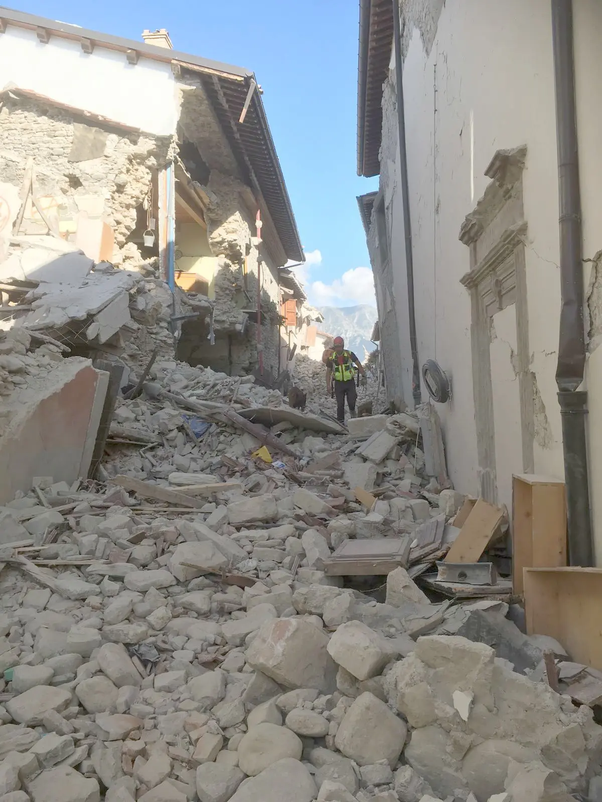 Alessandro Darman (Soccorso alpino) con Flash nel centro storico di Amatrice