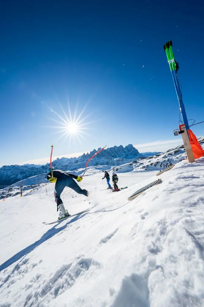 Ben due turni di allenamento in vista dei prossimi Mondiali di Courchevel mercoledì mattina 1 febbraio in Val di Fassa su LaVolata, Ski Area San Pellegrino, ormai riconosciuta come pista top della velocità mondiale. Allenamento prima di discesa alle prime luci dell’alba per le atlete norvegesi (Mowinckel e Kajsa Vickhoff Lie), insieme a loro le nostre Nadia e Nicol Delago e le statunitensi Breezy Johnson e Isabella Wright. A seguire, dopo la ritracciatura a cura dello staff tecnico italiano (presenti Gianluca Rulfi e Giovanni Feltrin), si sono presentate al cancelletto di partenza del tracciato di superG, Sofia Goggia, Mikaela Shiffrin e Alice Robinson. Una folla di fan appassionati ha atteso ad ogni giro queste tre regine dello sci alpino, che saranno sicuramente tra le protagoniste dei prossimi Campionati Mondiali nelle rispettive discipline. Grande entusiasmo come sempre per Sofia Goggia e anche per la regina incontrastata Mikaela Shiffrin. Giovedì continuano gli allenamenti sulle piste azzurre della Val di Fassa, con alcune velociste sempre su LaVolata, mentre altre atlete si alleneranno di gigante e speciale allo Ski Stadium a Pozza di Fassa. Foto di Ralf Brunel.