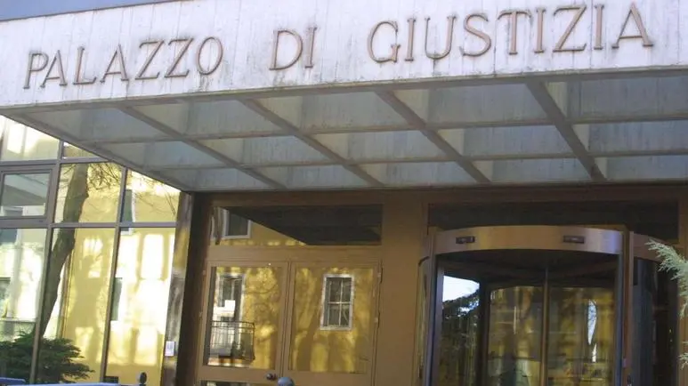 In tribunale a Belluno si e' concluso il primo grado del processo all'ex promotore finanziario trevigiano accusato di truffa ai danni di una quarantina di risparmiatori