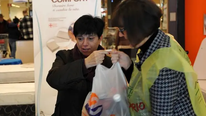 La raccolta alimentare fuori dai supermercati bellunesi. I volontari presso l'Emisfero