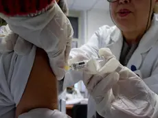 Un bambino viene vaccinato in un ambulatorio della Asl di Napoli, in una foto d'archivio. .ANSA / CIRO FUSCO