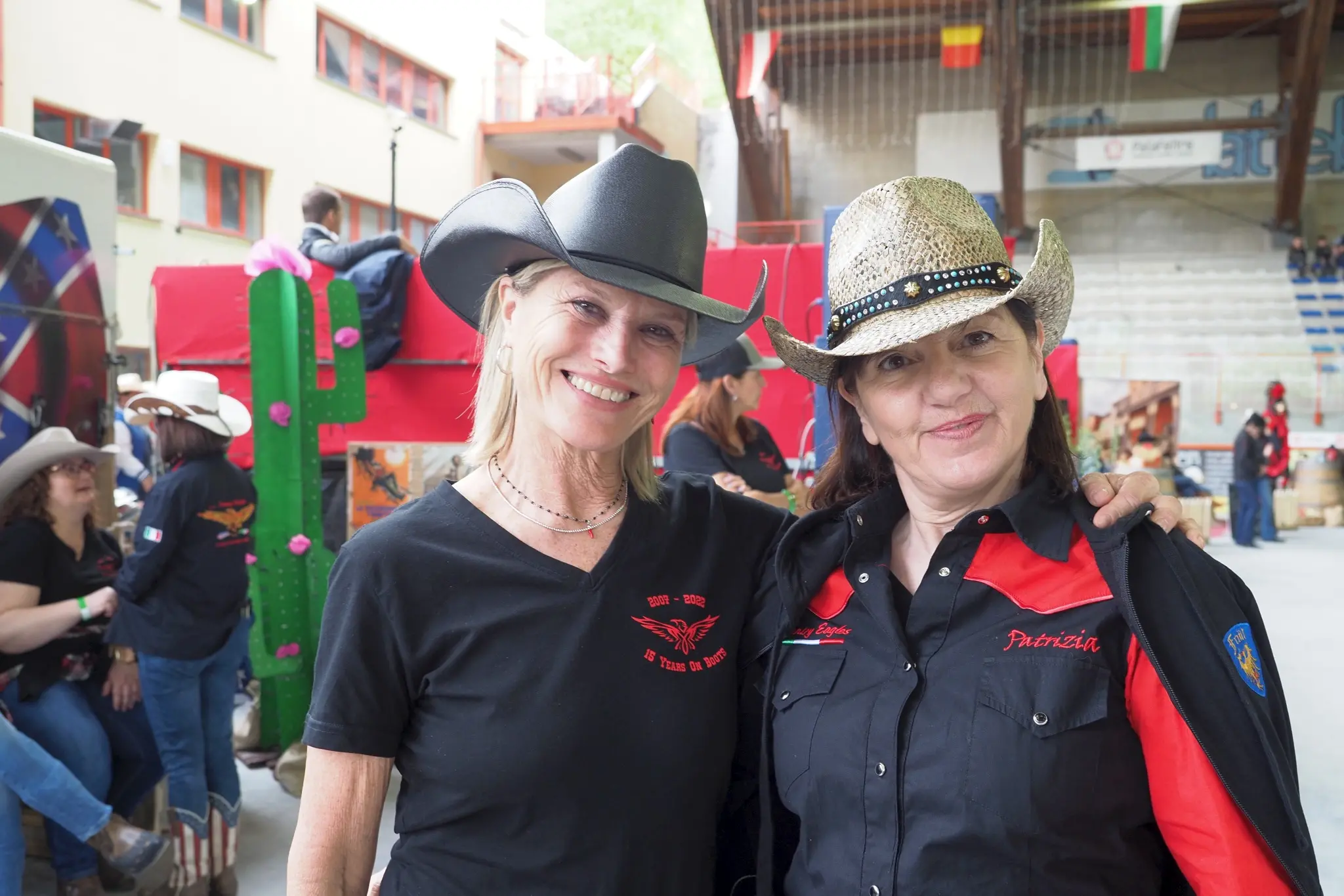 Appassionati di ballo country da tutto il nord Italia si sono radunati al palaghiaccio di Feltre per celebrare il Country day organizzato dall'associazione Redneck. Tra balli di gruppo e musica, il mercatino con i prodotti tipici del Feltrino e del Bellunese, l'esibizione degli sbandieratori che hanno portato un po' della magia del Palio di Feltre in pista, la giornata ha riscosso una notevole partecipazione. Tanto che, annunciano gli organizzatori, diventerà un appuntamento fisso. Ecco una carrellata di volti e di momenti del Country day Feltre (foto: Stefano De Barba)