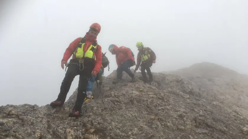 I soccorritori con i due alpinisti sulla Marmolada (foto cortesia Soccorso Alpino)