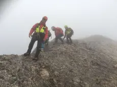 I soccorritori con i due alpinisti sulla Marmolada (foto cortesia Soccorso Alpino)