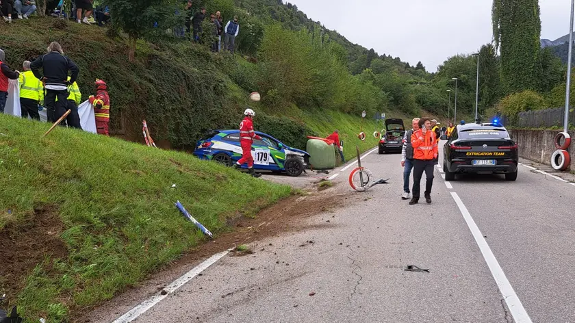 I primi soccorsi al ferito, a sinistra nella foto, dopo l'incidente alla Pedavena - Croce d'Aune