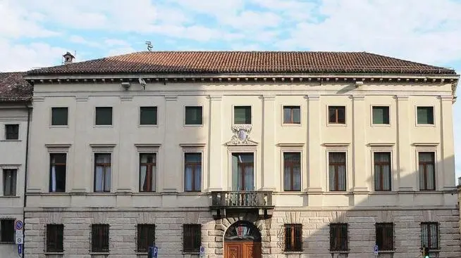 Palazzo Piloni, sede della Provincia di Belluno, senza le bandiere esposte - In alto la sede dell'ente a Palazzo Piloni A sinistra il consiglio provinciale che entro fine mese vota il bilancio