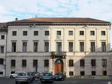 Palazzo Piloni, sede della Provincia di Belluno, senza le bandiere esposte - In alto la sede dell'ente a Palazzo Piloni A sinistra il consiglio provinciale che entro fine mese vota il bilancio