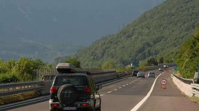 pieve d'alpago, 1 luglio 2006. il tratto autostradale a 27 tra belluno e vittorio venetoL'autostrada A27 tra le montagne bellunesi Sulla destra il sindaco di Longarone Pierluigi De Cesero Un tratto dell'attuale A27 poco prima del casello di Belluno