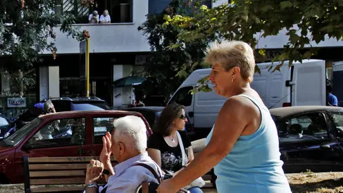 Badanti ucraine accudiscono alcuni anziani in un giardinetto pubblico a Roma in una foto d'archivio. ANSA / ALESSANDRO DI MEO