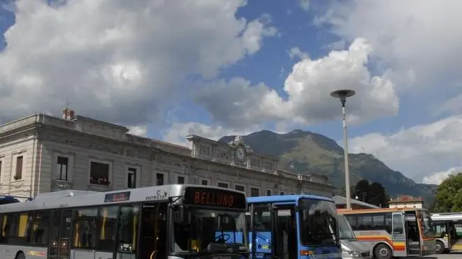 Belluno, 21 agosto 2006, Nel piazzale della stazione di belluno i mezzi della dolomitibus