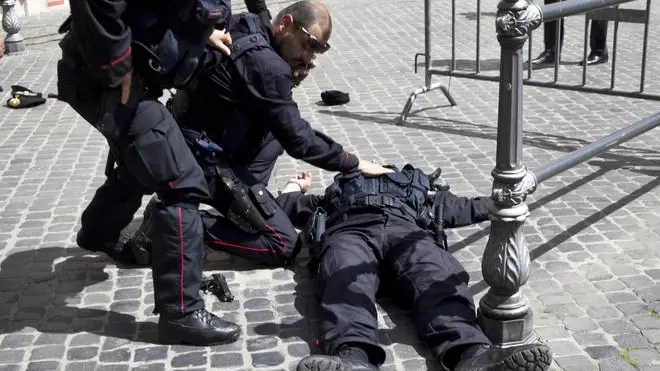 Uno dei due carabinieri ferito davanti Palazzo Chigi e' stato raggiunto da un colpo d'arma da fuoco al collo, e le sue condizioni appaiono serie. L'altro militare e' stato ferito ad una gamba e le sue condizioni non sarebbero preoccupanti, Roma, 28 aprile 2013. ANSA/MASSIMO PERCOSSI