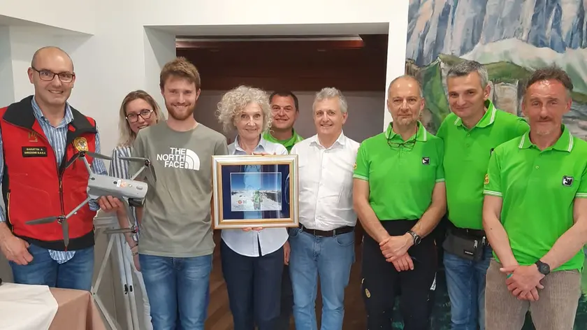 La famiglia Redolfi con uno dei droni donati in ricordo di Tommaso