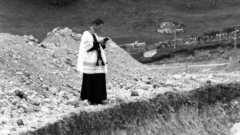 La benedizione le sepolture delle vittime del Vajont, sessant’anni fa