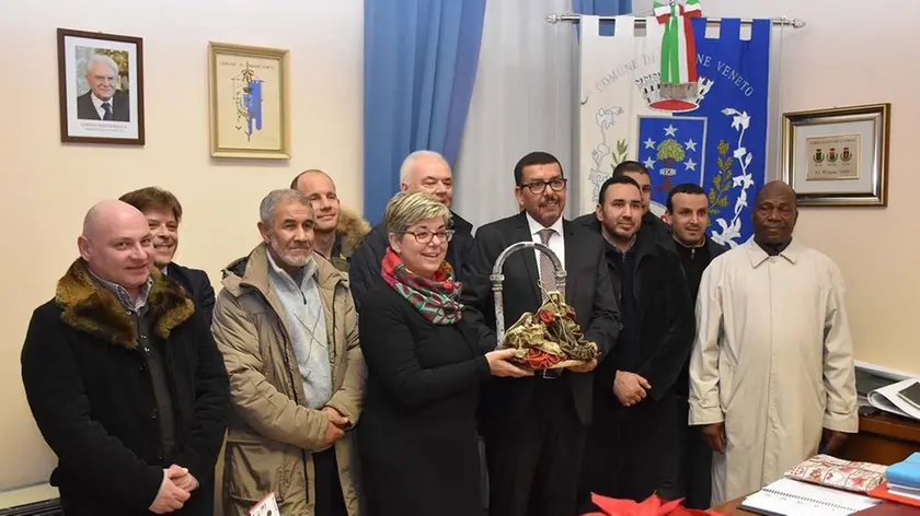 DE POLO - DINO TOMMASELLA - ANNONE VENETO - CONSEGNA DI UN PRESEPIO DA PARTE DELLA COMUNITA' ISLAMICA AL SINDACO TOFFOLON