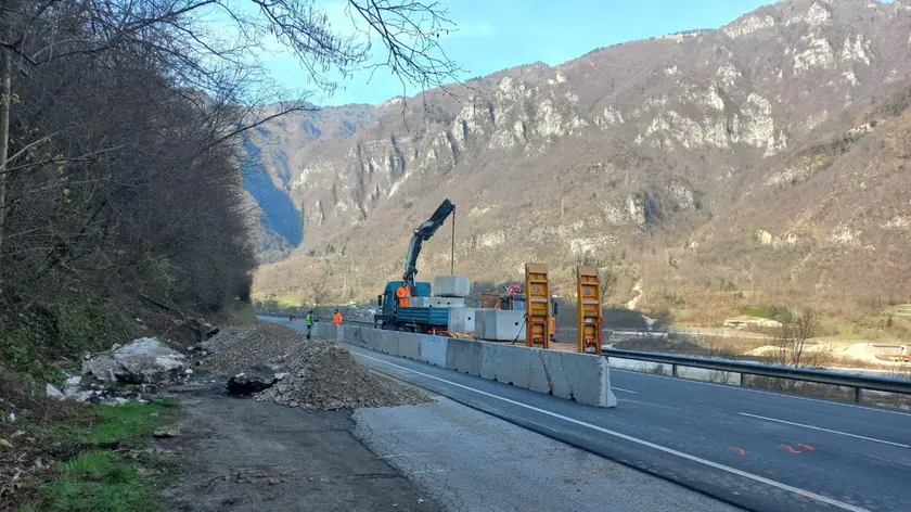 I plinti in cemento posizionati per proteggere i veicoli in transito sulla Sp 1 bis Madonna del Piave