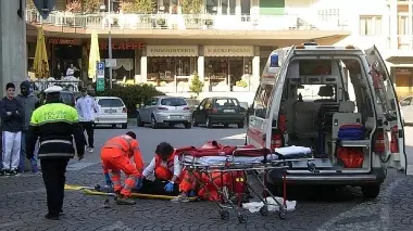Primi soccorsi alla ragazza investita ieri in piazza Isola