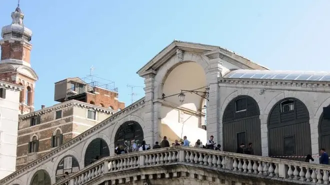 Interpress/Mazzega Tantucci Venezia, 19.04.2013.- Riverniciati retro negozi sul Ponte di Rialto lato Fontego dei Tedeschi.-