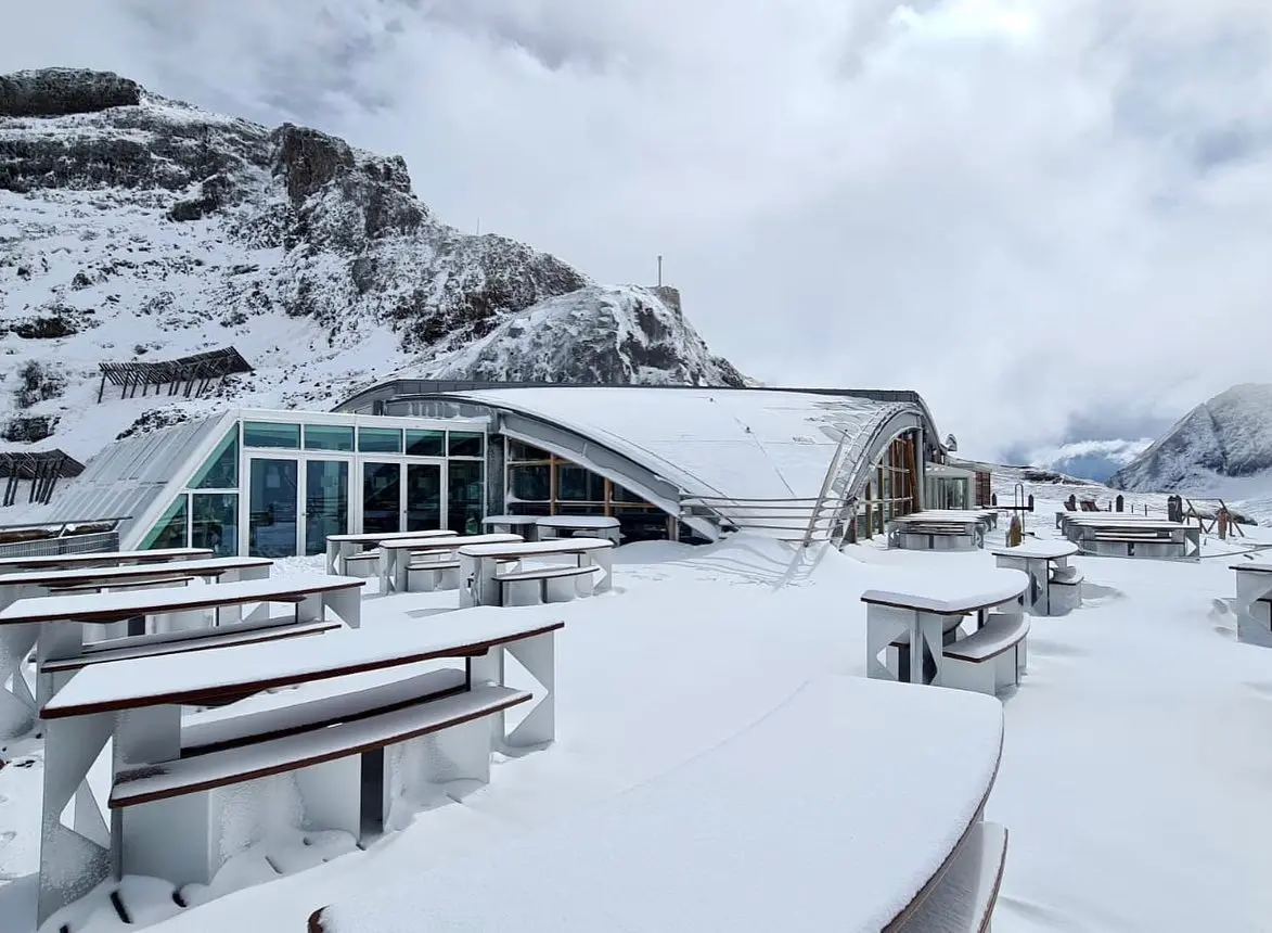 Crollo delle temperature e cime imbiancate nella notte tra venerdì e sabato 17 settembre. Le immagini dai rifugi, dal Sellaronda bike day, dal Cai e dagli appassionati