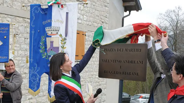 gian paolo perona-perona-limana-valmorel - fiori al monumento pietro roccon e inttitolazione paizza a valentino andreani