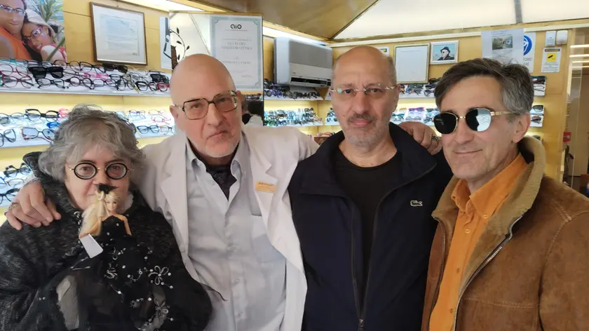 L’ottico Paolo Fertonani tra Anna Cominotti e il marito Duilio e a destra Mirco Caiconti