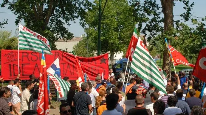 Una manifestazione di lavoratori della Ceramica