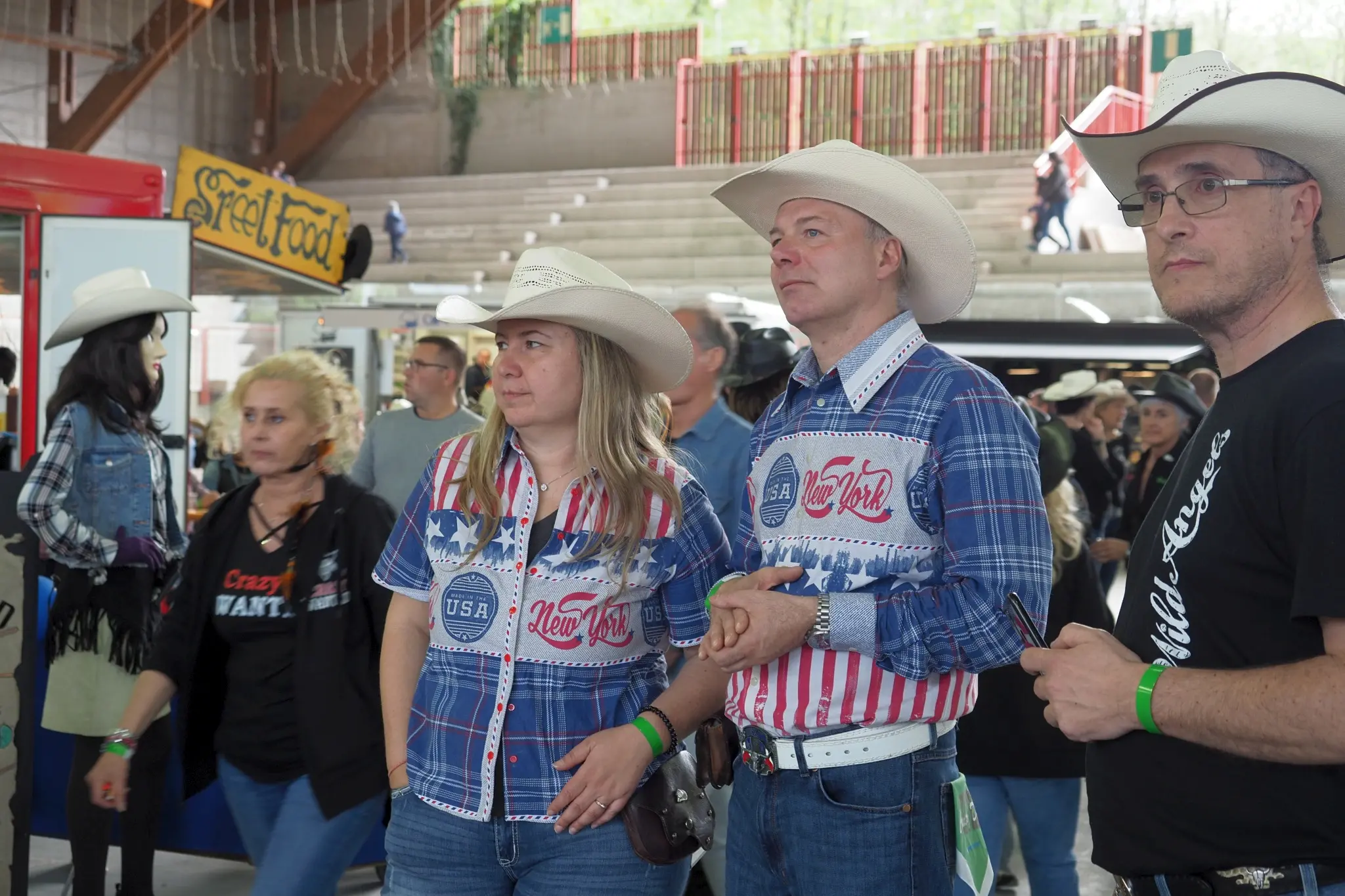 Appassionati di ballo country da tutto il nord Italia si sono radunati al palaghiaccio di Feltre per celebrare il Country day organizzato dall'associazione Redneck. Tra balli di gruppo e musica, il mercatino con i prodotti tipici del Feltrino e del Bellunese, l'esibizione degli sbandieratori che hanno portato un po' della magia del Palio di Feltre in pista, la giornata ha riscosso una notevole partecipazione. Tanto che, annunciano gli organizzatori, diventerà un appuntamento fisso. Ecco una carrellata di volti e di momenti del Country day Feltre (foto: Stefano De Barba)