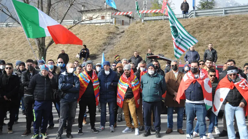 alla diab di longarone manifestazione contro i licenziamenti.