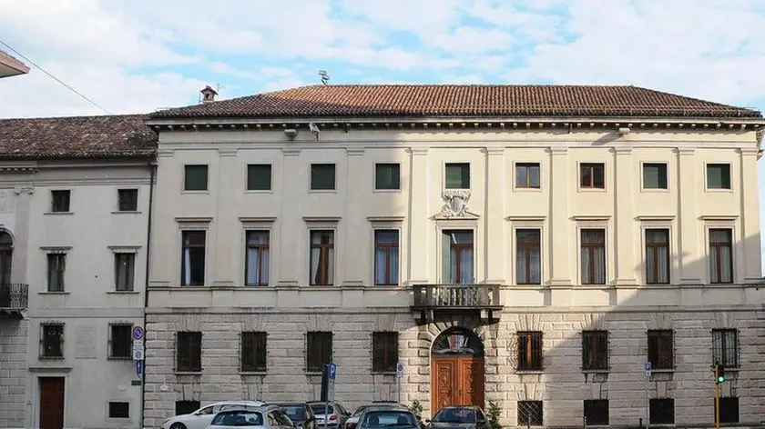 Palazzo Piloni, sede della Provincia di Belluno, senza le bandiere esposte - In alto la sede dell'ente a Palazzo Piloni A sinistra il consiglio provinciale che entro fine mese vota il bilancio