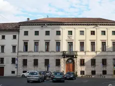 Palazzo Piloni, sede della Provincia di Belluno, senza le bandiere esposte - In alto la sede dell'ente a Palazzo Piloni A sinistra il consiglio provinciale che entro fine mese vota il bilancio