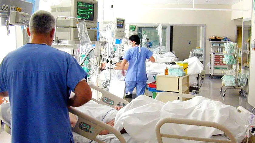 Personale sanitario al lavoro in un reparto d’ospedale