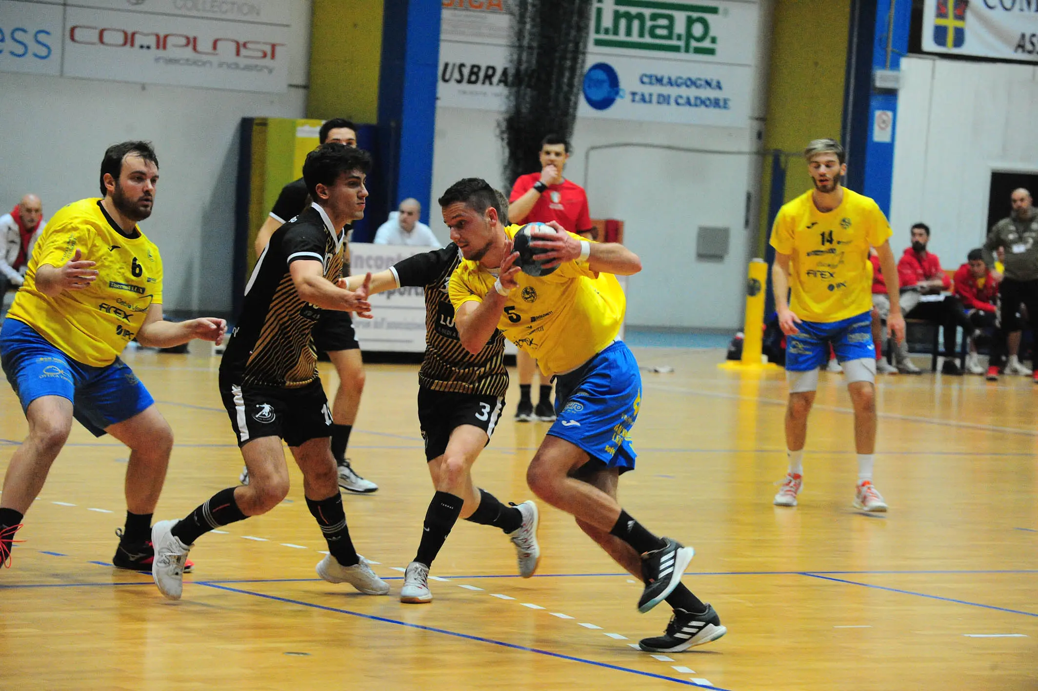 Importante successo della Pallamano Belluno, che batte l'Arcobaleno Oriago fanalino di coda e ridà un po' di ossigeno alla propria classifica in serie A2.