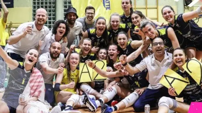 Le ragazze dell'Alta Fratte in festa per la promozione in A2