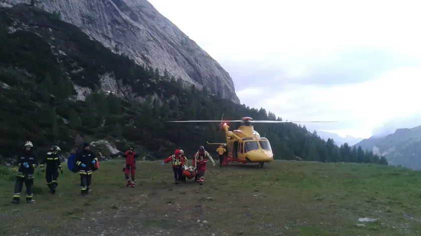 Le operazioni di soccorso dei feriti