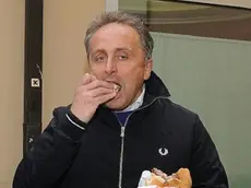 Il sindaco Antonio Prade alle prese con un panino col pastin