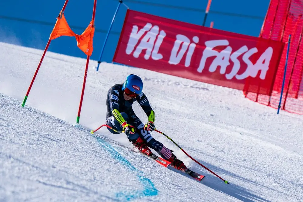 Ben due turni di allenamento in vista dei prossimi Mondiali di Courchevel mercoledì mattina 1 febbraio in Val di Fassa su LaVolata, Ski Area San Pellegrino, ormai riconosciuta come pista top della velocità mondiale. Allenamento prima di discesa alle prime luci dell’alba per le atlete norvegesi (Mowinckel e Kajsa Vickhoff Lie), insieme a loro le nostre Nadia e Nicol Delago e le statunitensi Breezy Johnson e Isabella Wright. A seguire, dopo la ritracciatura a cura dello staff tecnico italiano (presenti Gianluca Rulfi e Giovanni Feltrin), si sono presentate al cancelletto di partenza del tracciato di superG, Sofia Goggia, Mikaela Shiffrin e Alice Robinson. Una folla di fan appassionati ha atteso ad ogni giro queste tre regine dello sci alpino, che saranno sicuramente tra le protagoniste dei prossimi Campionati Mondiali nelle rispettive discipline. Grande entusiasmo come sempre per Sofia Goggia e anche per la regina incontrastata Mikaela Shiffrin. Giovedì continuano gli allenamenti sulle piste azzurre della Val di Fassa, con alcune velociste sempre su LaVolata, mentre altre atlete si alleneranno di gigante e speciale allo Ski Stadium a Pozza di Fassa. Foto di Ralf Brunel.