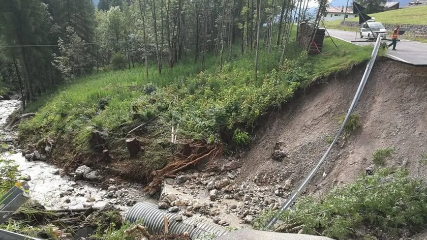 La strada che porta a Mortisa (Cortina) interrotta: l'acqua ha sventrato il tombotto