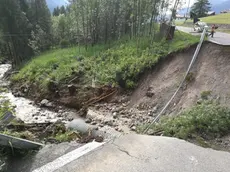 La strada che porta a Mortisa (Cortina) interrotta: l'acqua ha sventrato il tombotto