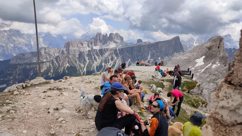 Escursionisti estivi sul Nuvolau a Cortina d'Ampezzo