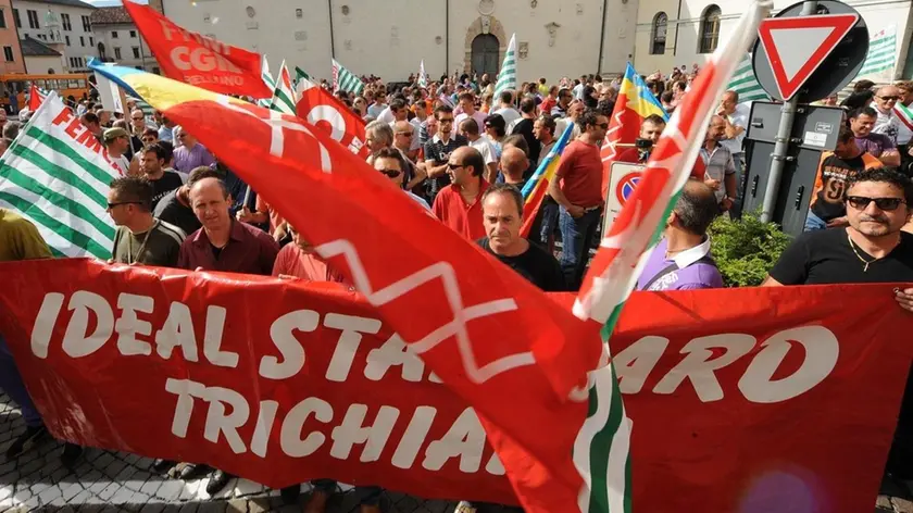 Belluno, 3 giugno 2009. in piazza martiri manifestazione degli operai della ceramica dolomite per la chiusura dell'azienda