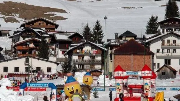 Sappada febbraio 2005, impianti di risalita.Le attrazioni di Nevelandia, sulla pista da sci dei Campetti a Sappada