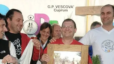 Sandro Trevisson con il trofeo del Revine (www.obiettivo.net)