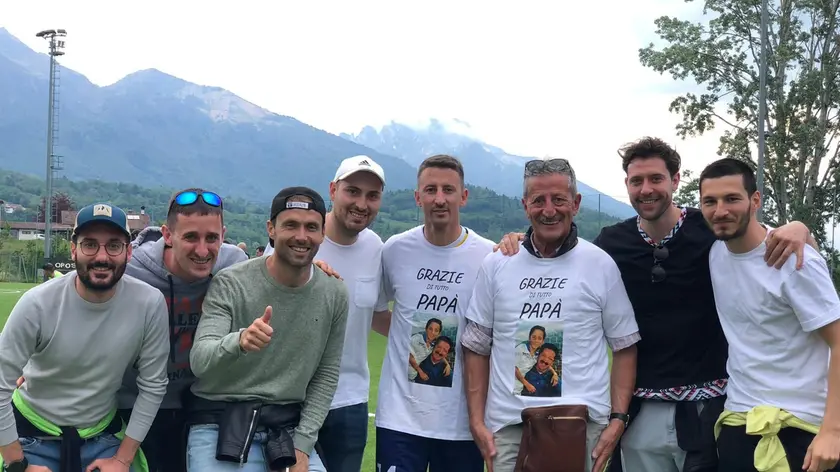 Nicolò Dalla Gasperina, quinto da sinistra nella foto, domenica a Pedavena
