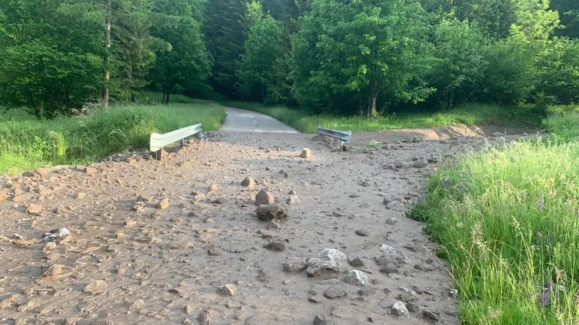 La colata di fango e detriti sulla strada comunale