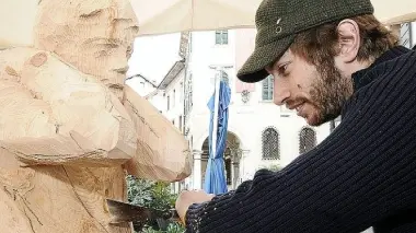 Sopra Fabiano De Martin di Comelico Superiore all’opera durante l’ex tempore a Belluno: nei suoi soggetti individua e congela il lato vivo Sotto Arianna Gasperina di Porcia di Pordenone, privilegia uno stile figurativo attraverso il quale esprimere sentimenti e comunicare emozioni.