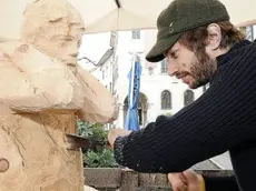 Sopra Fabiano De Martin di Comelico Superiore all’opera durante l’ex tempore a Belluno: nei suoi soggetti individua e congela il lato vivo Sotto Arianna Gasperina di Porcia di Pordenone, privilegia uno stile figurativo attraverso il quale esprimere sentimenti e comunicare emozioni.