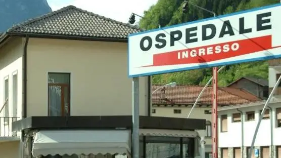 Agordo 23 maggio 2004. L'ingresso dell'ospedale