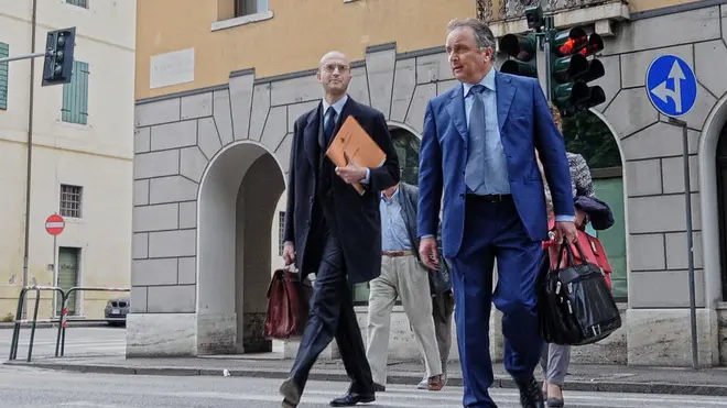 Il sindaco di Cortina Franceschi arriva in tribunale accompagnato dall'avvocato Prade